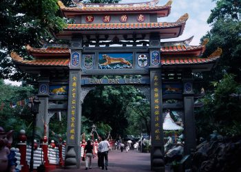 Open a portal to the underworld at these Buddhist ‘hell parks’