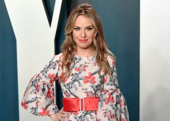 Leslie Grossman Announces Engagement During Appearance on Jennie Garth’s Podcast: ‘I’m Happy’