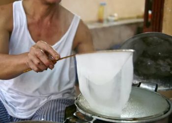 Vietnamese Street Food: Bánh Cuốn
